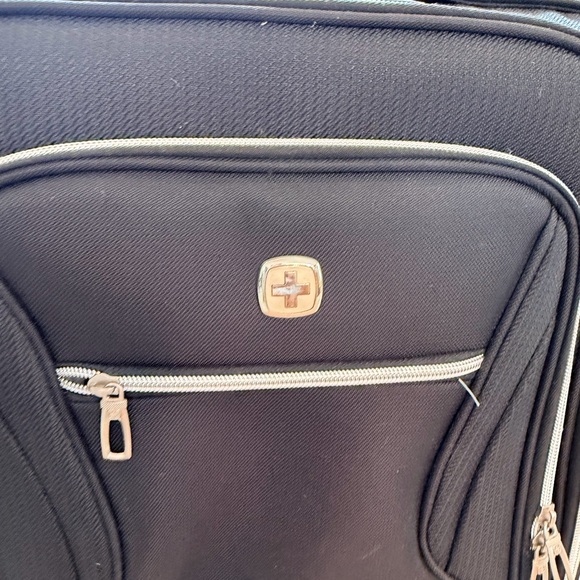 Swiss gear carryon roller bag like new - Picture 2 of 8